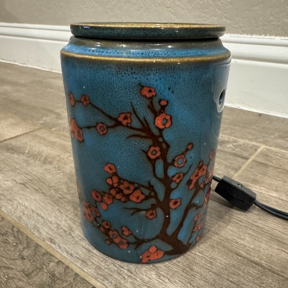 🕯️ Authentic Scentsy Handcrafted Ceramic Wax Warmer – Blue‎ Blossom Design